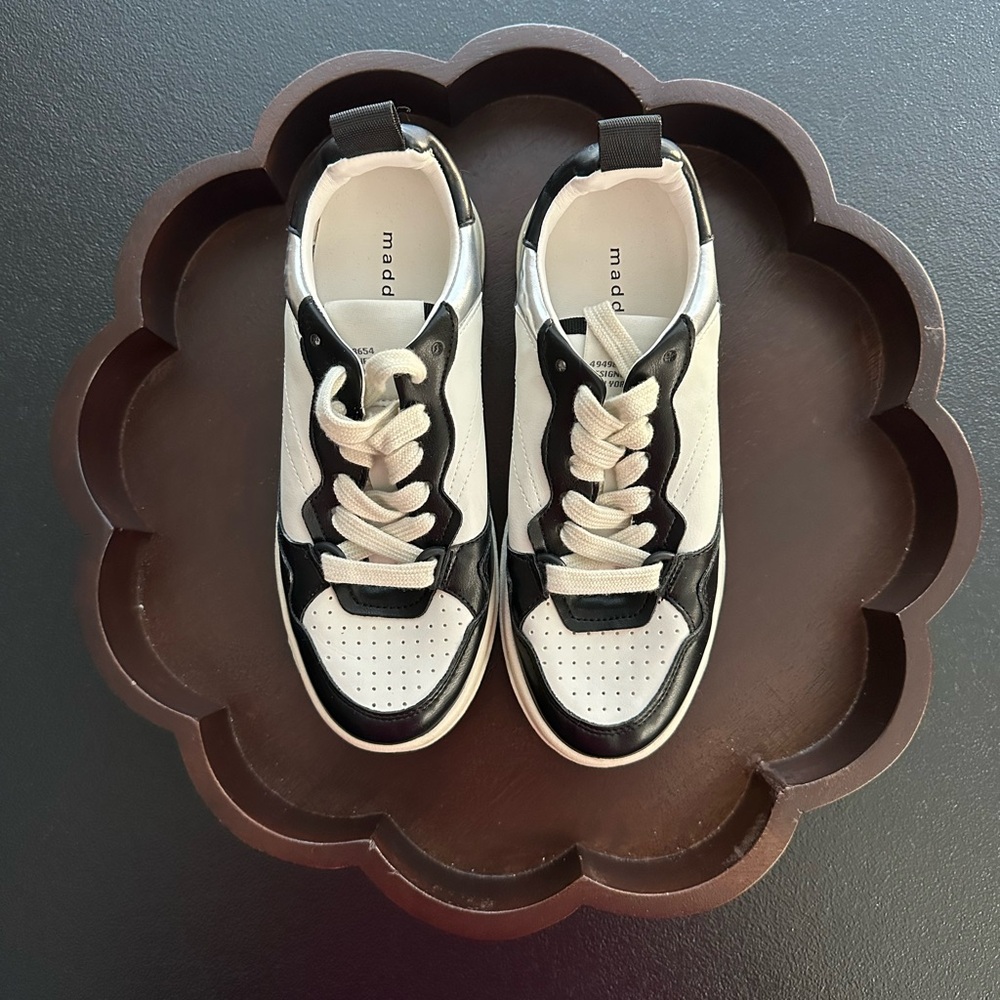 Youth/Big Girls Madden Girl Black and White Sneakers Size 2